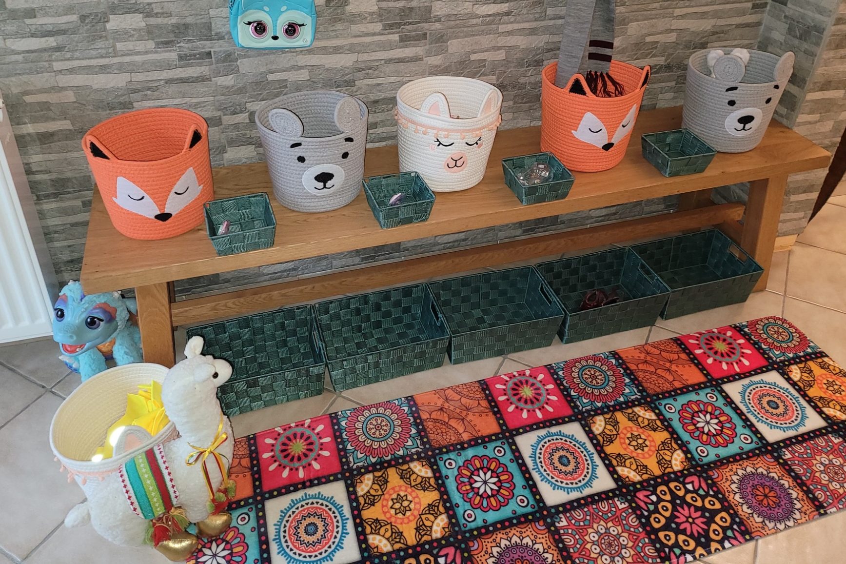 Holzregal mit bunten Aufbewahrungskörben und einem Teppich aus kreativen Mustern.