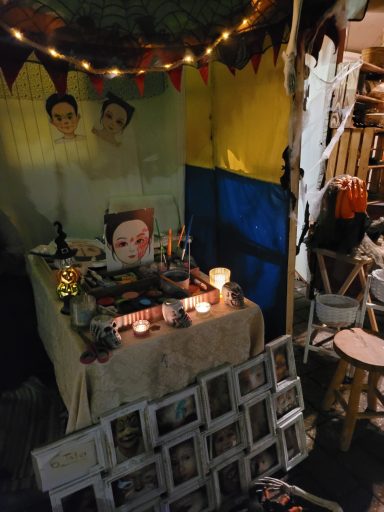 Tisch mit Kerzen, Fotos und Dekoration in einem bunten, festlichen Ambiente.