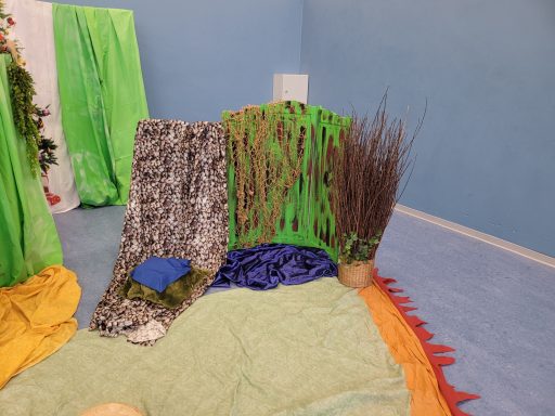 Bunte Stoffe in verschiedenen Texturen, die eine natürliche Umgebung nachahmen.